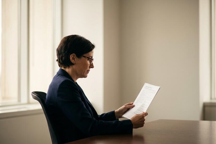 Bisnode Bonitätsprüfung 2026 Fachperson prüft ein Unternehmensdossier