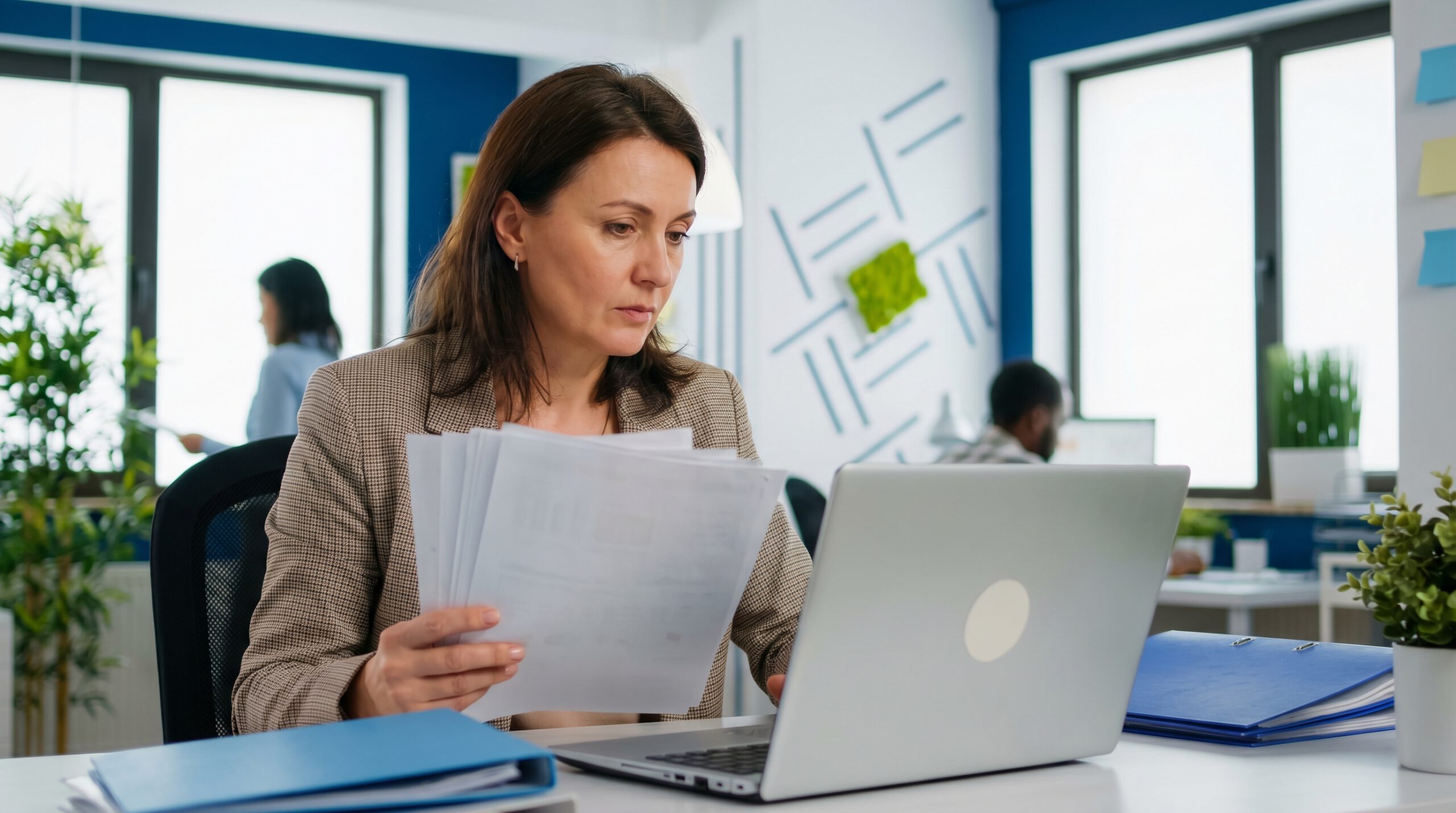 Analyst prüft Bonitätsbericht eines Großhandelspartners