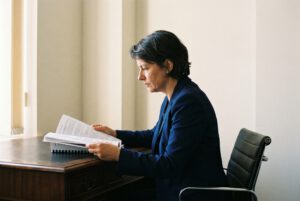 Creditsafe vs Creditreform bei der Prüfung eines Firmenreports am Schreibtisch