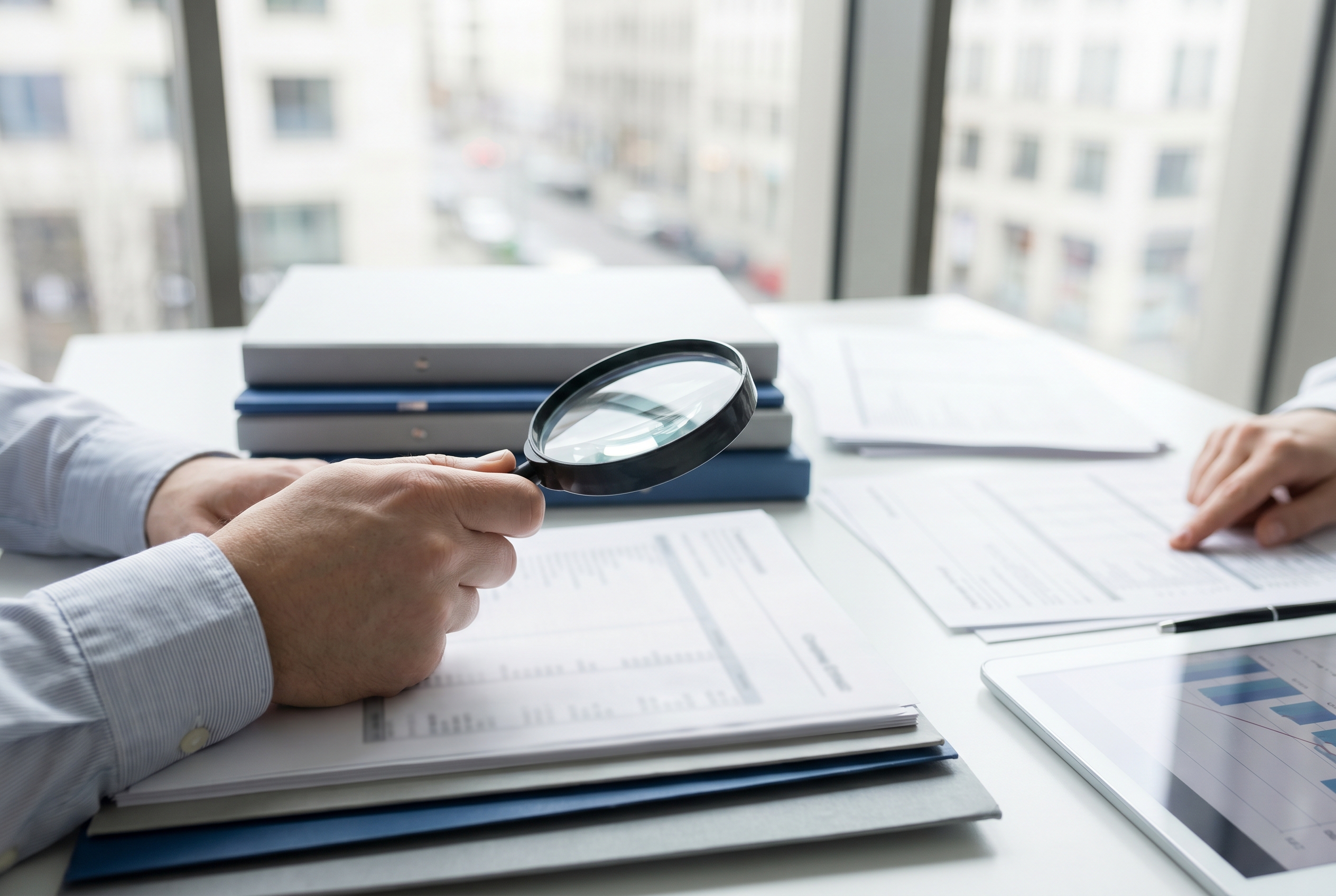 Firmenauskunft im B2B mit strukturiertem Blick auf Dokumente, Plausibilität und Unternehmensdaten